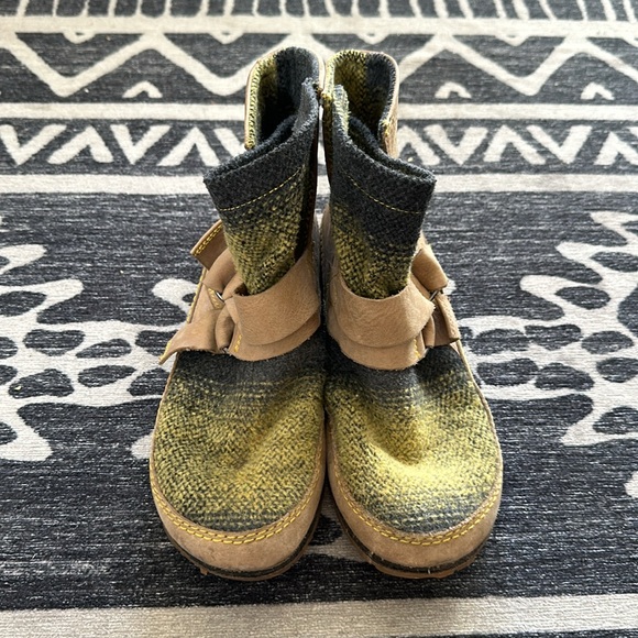 Sorel Yaquina Woven Moccasins - Picture 2 of 7